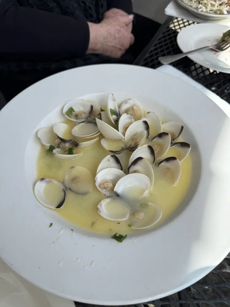 Steamer Clams in Wine Sauce